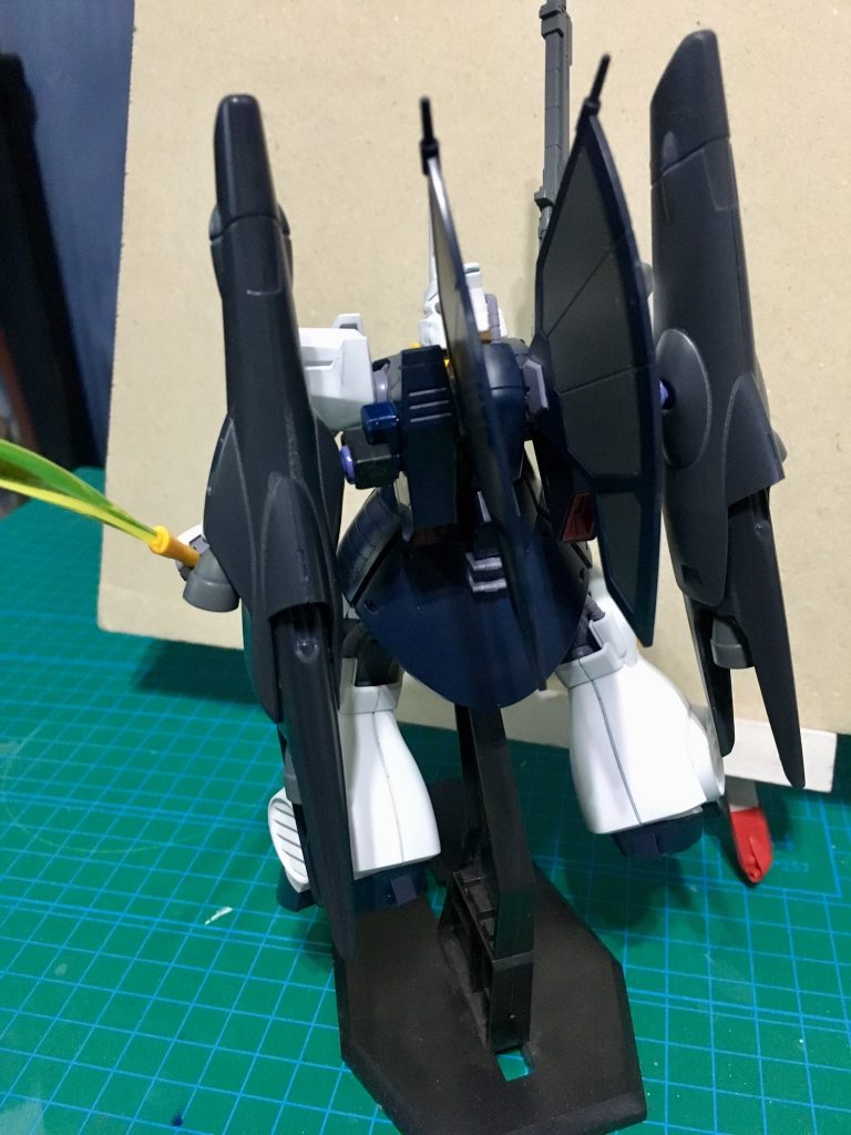 バックパックは左右にブースターを追加