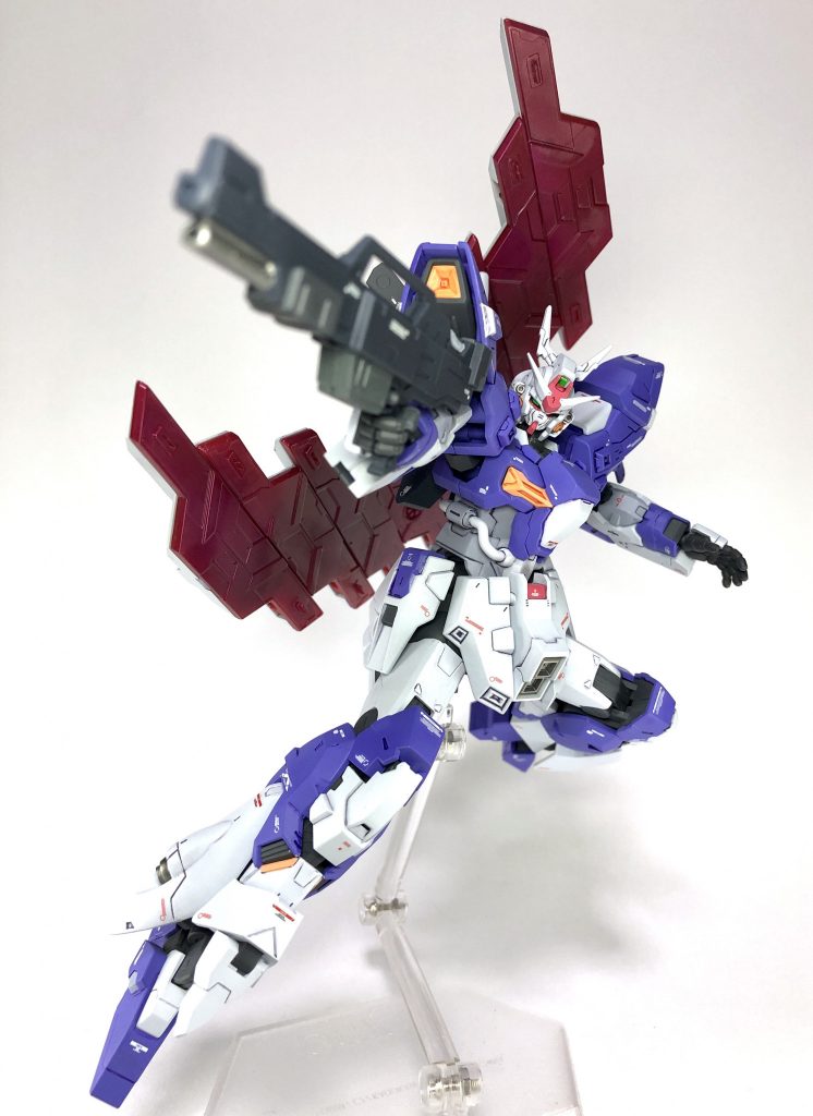 青紫に関してはアルミラージュよりも若干淡い色合い、逆に白はグレー寄りに。こんな感じでカラーは機体ごとに調整していたりします。
マーキングはRG系に加えてホビージャパンの水転写デカール「HJモデラーズデカール コーションA」を使用しました。