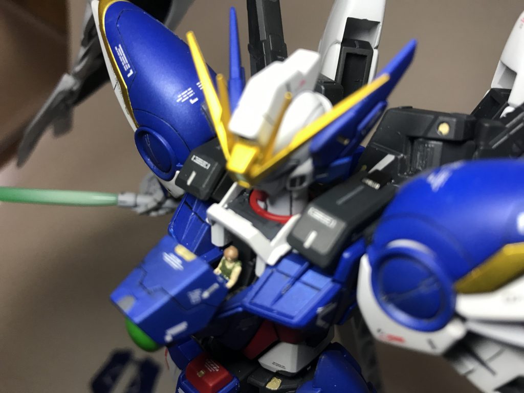 ちゃんとヒイロ乗ってますよw首を2mm伸ばしているのでカトキ先生の定番デザインの肩部の干渉が無くなりバルカンの展開なども干渉泣く出来るようになりました。カトキガンダムはプラモになると首が詰まりガチになるのに、デザイン上干渉しまくるので延長はした方がいいと思います。