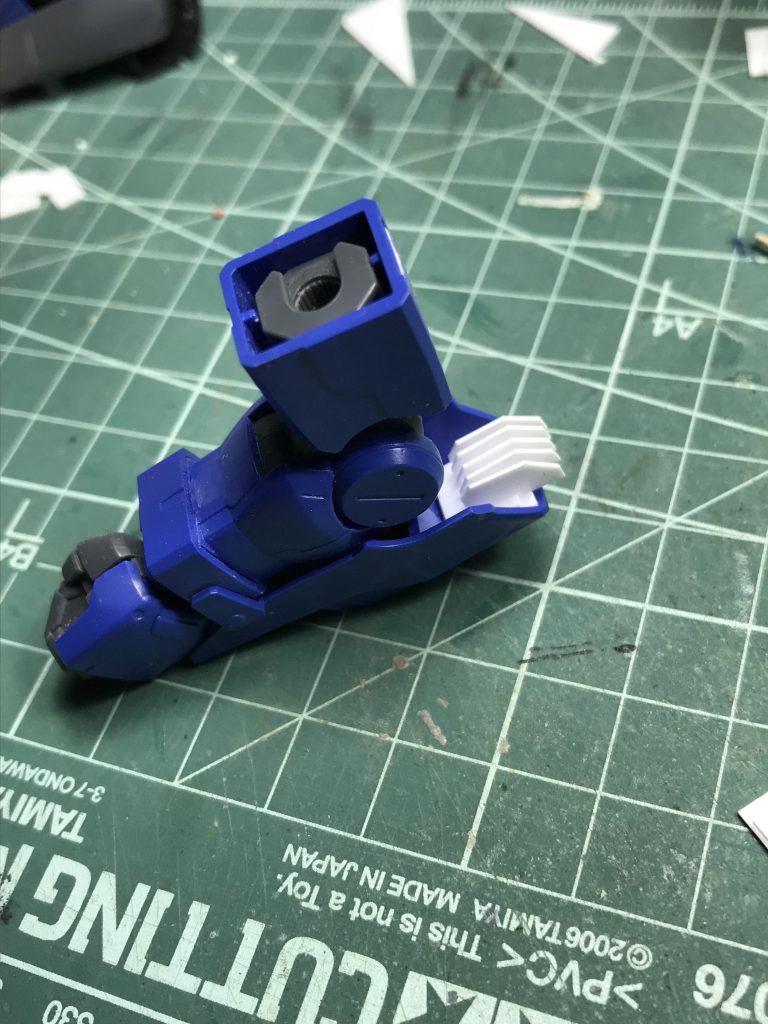 肘を曲げるとスカスカな内側が見えるので、こちらにもお手軽シイタケ。
アクションポーズをとらせないから、肘を曲げる事は無いんですけどね（笑）