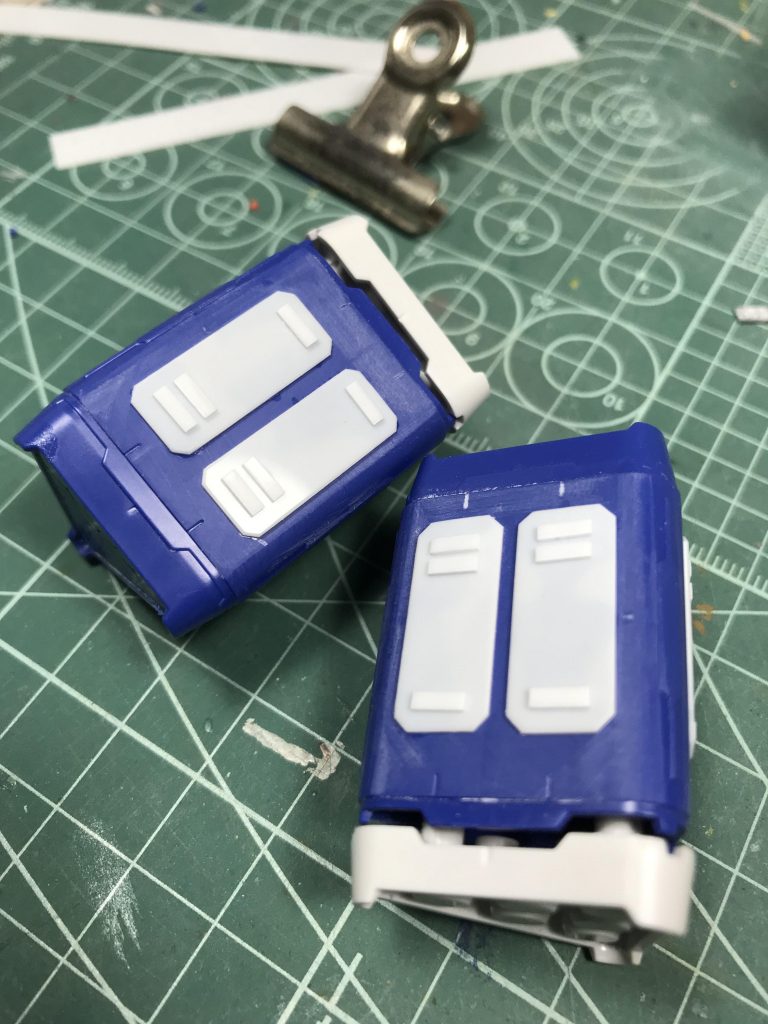 ミサイルコンテナの中央にガッツリとパーティングラインが入ってて、既存のモールドが邪魔でしたので、削り落としてプラ板を貼りました。