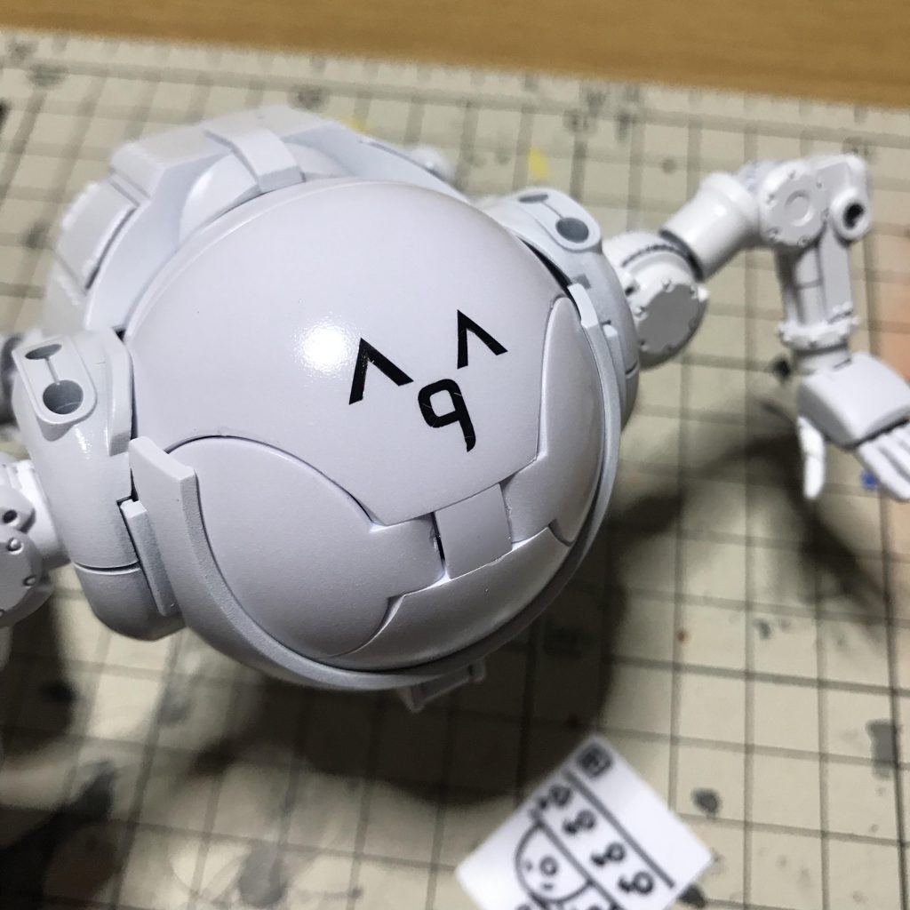 目は1/100のシールによく付いている「謎三角」を切って貼り、口は「9」をカットして貼っています。