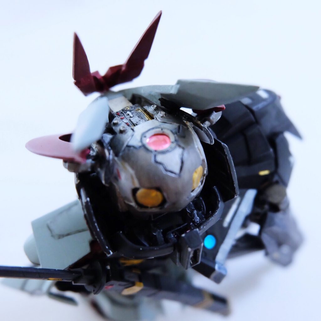 裏のお顔も作ってます。
SDなんでデフォルメらしくガイコツっぽくしたいなーってことで、MGクロスボーンから拝借。
クリアパーツは初レジン。なんとかうっすら透けてるんです。肉眼ではね。
…目を細めればね。