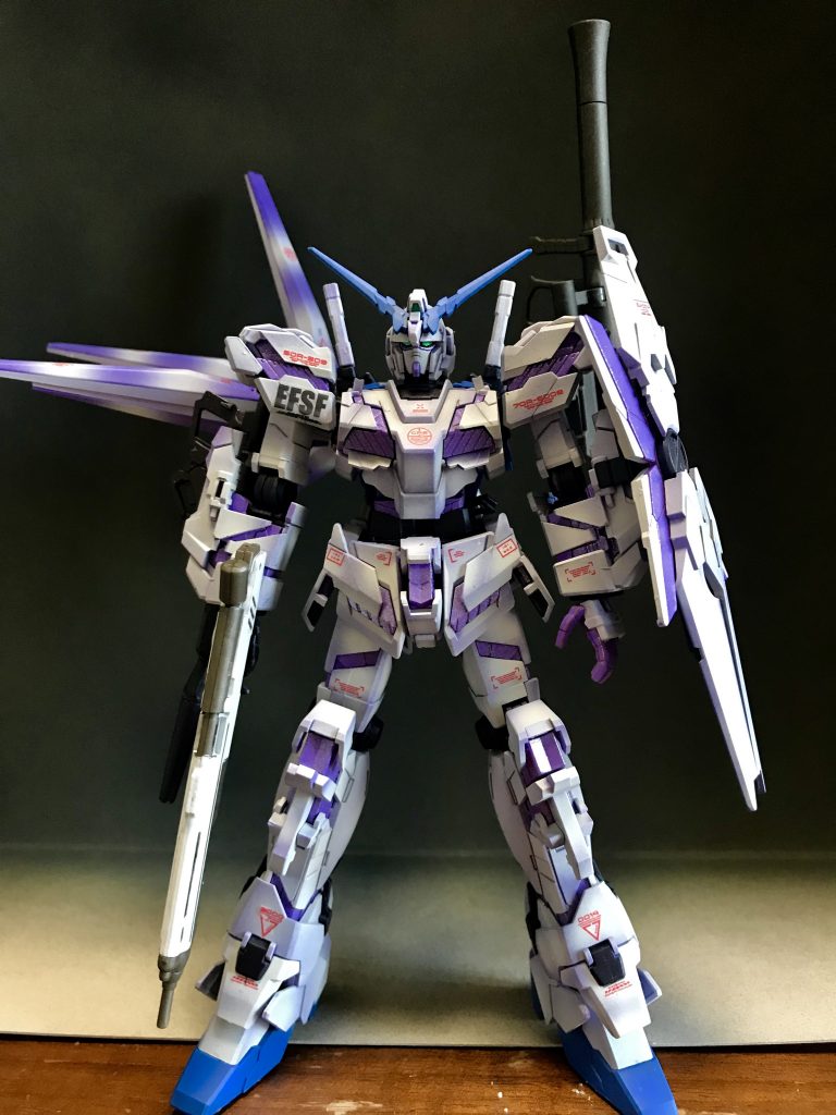 ファンネルは片方にしかつけてませんνガンダムもダブルより、片方についてる方がオシャレな気がするので笑左ハンドパーツはRGストフリの左手を使ってます^_^ジョイントのサイズが違うのでパテで調整してます