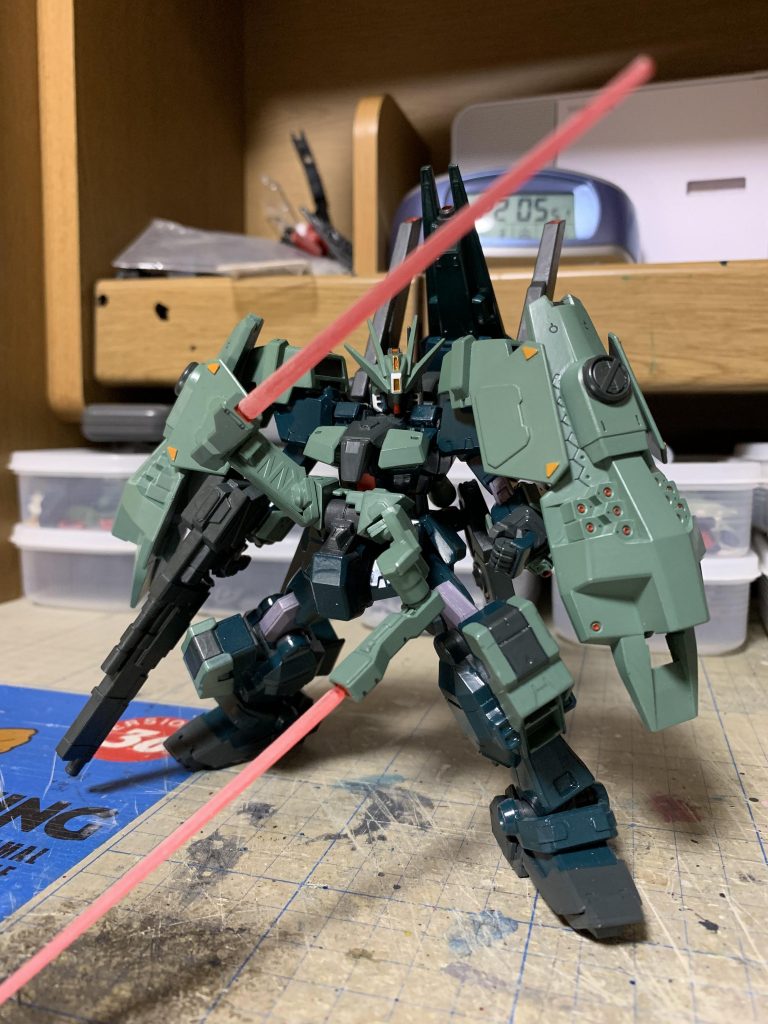 サブアームで武器を保持させる意味を、どうても見出せなかった為、マニピュレータを廃止してビームサーベルに変更してしまった...
接近されたらシールドブースターの拡散ビームとセットで迎撃する設定。