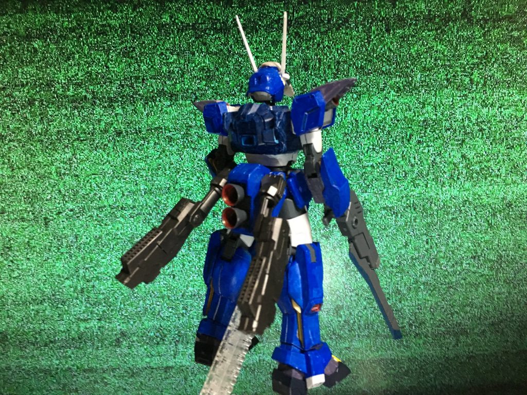 武装は胸部バルカン&ミサイル、レーザーコーティングブレードガン。