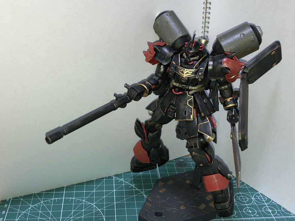 構えるギラ・ズール!
実際バックパックガンダム干渉するのと塗装ハゲ怖いんであんまり動きません笑(^^;