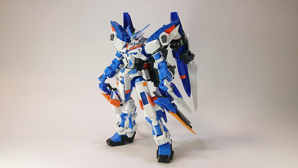 ## MBF-N03R ガンダムアストレイ ブルーフレームゼリオンR


**ブルーゼリオンにラディカルパッケージを装備させた高速侵攻/高機動形態。**
**以前のD装備がソロミッションに対応するためのものであり、今回のR装備はフォース戦と対エース戦を考慮したもの。**
**フォース戦においてブルーゼリオンは後続の味方機のため空域優勢を確保する役割（制空戦闘機）を担っており、いち早い前線到達のために巡航速度の強化が求められた。**
**そして製造されたのがこの装備であり専用増加ブースターを装備した「高速巡航形態」をとる事が可能。**


フロントショットです。
ブルー本体は大きく変更はしていません。
腰に装着していたスラスターが無くなったのでとてもスッキリして可動もしやすくなりました。
代わりに背中にいっぱいつきました。減らせない。