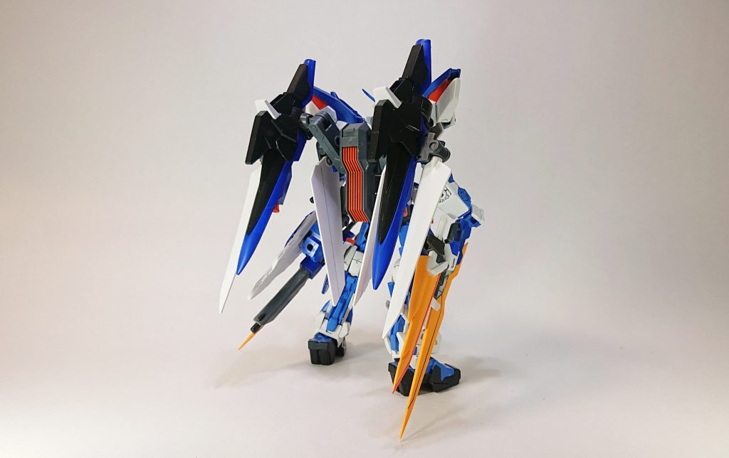 *ラディカルストライカー*

**高出力スラスターと空力ウイングを搭載する専用高機動ストライカー。**
**ストライカー中央に大型のミラージュコロイド発生装置を備えシステムを用いた慣性・空力制御システムを持つ。**
**最大加速時にはシステムを最大出力で稼働させ、機体から発生した推力を纏め上げてさらなる推力を得る。**
**このストライカー単体としてはドッグファイトに対応した運動性重視のセッティングとなっている。**


バックショットです。
最大の変更点がこのバックパックです。
いつもの如くブレイヴのバインダーがカッコよかったのでバックパックにしました。いつもの事です。
２つ折りできたりする上にｼｭｯとしててカッコいいです。
翼を追加したりジャンクパーツでデコっています。
４枚の翼でいろいろな表情が出ます。