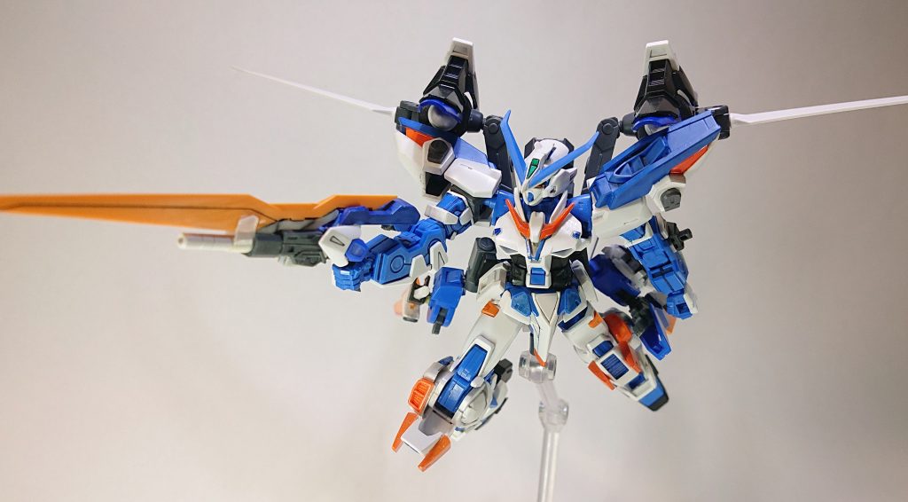 *ガンブレード「シャープデルタ」*

**ビームライフル、ビームサーベル、実体ソードを複合した多機能武装。扱いやすいサイズで取り回しに優れ、格闘戦において勝手が良い。**
**ライフルは連射・速射性を重視しており高機動戦闘に向いた調整をしている。**


取り回しが良さそうで便利そうなので[前のブルー](https://gumpla.jp/hg/54086)より拝借。
ほぼそのままですが腰のウェポンマウントに取り付けられるようジョイントをつけています。