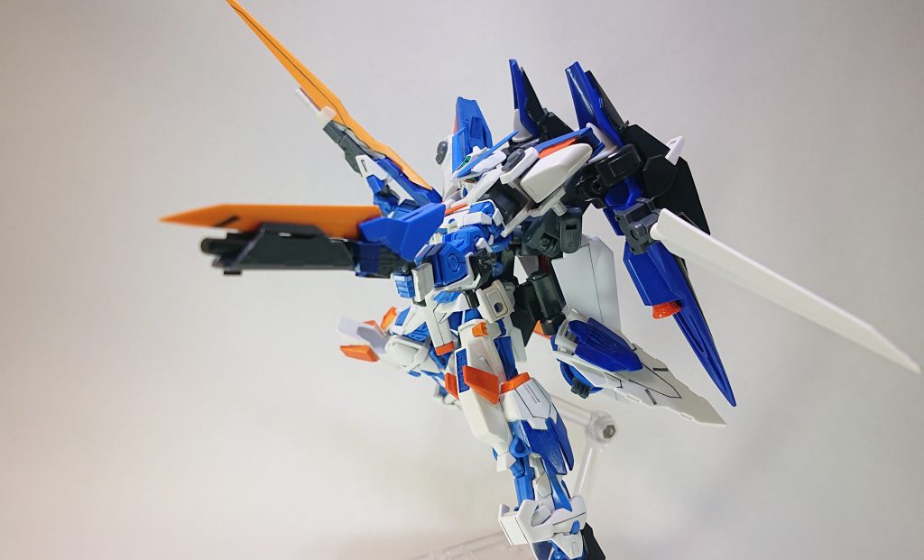 *ガンブレード「シュートスクエア」*

**シャープデルタの運用データから製造された複合兵装。**
**機能・構造に大きな変化は無いが銃身が伸び粒子収束機構によって大型化している。**
**取り回しは悪化したもののビームライフルとしての性能はシャープデルタに比べ３割増しの出力、射程を達成した。**


剣寄りなシャープデルタの相棒が射撃寄りにしたこいつです。
銃身部分をゴツくし射撃機能の強化をアピールさせています。あとは適当なジャンクで飾り付け。
ですが構造はほとんど変わりません。