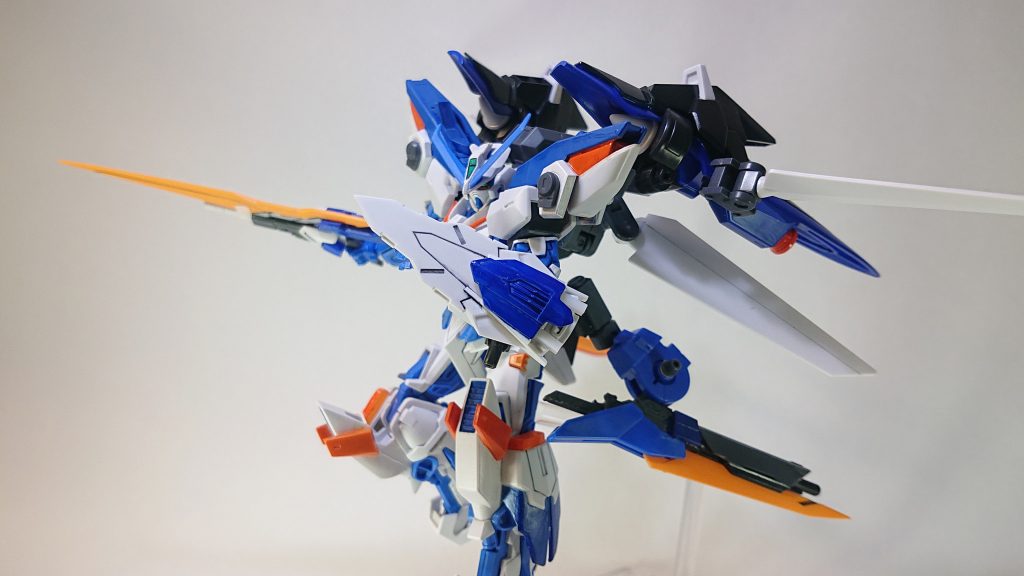 *複合攻防盾*

**ミラージュコロイドを用いた対ビーム防御システム備えた実体小型シールド。**
**機体周囲に展開されたコロイドを盾の制御装置で再制御しなおすことでビーム拡散フィールドを小規模ながら展開し高いビーム抵抗力を得ている。**
**出力を引き上げれば機体前面を覆う程度までフィールドを広げられるがエネルギーの消耗が大きくなる為、緊急時のみに推奨される。**


真っ先に敵に突撃して戦闘を行うために、生存性も高くなければすぐに撃墜されてフォース戦として数的不利になってしまうかなぁと思い盾を作りました。
MGブルーフレームDのソードドラグーンの基部とジャンクパーツで。