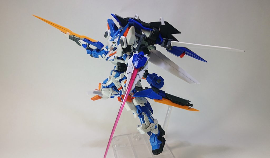 中にはビームサーベルが仕込まれており格闘も行えます。
ビームガンとしても使えますが威力が高くないのでけん制とミサイルなどの迎撃目的がメインです。