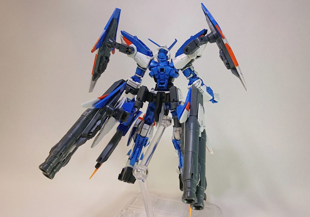 こんな感じで装着します。
肩の３㎜軸と、腰のウェポンマウントにポリキャップを仕込んでジョイントで接続しています。
さらにここからバックパックを装着しなおすと…