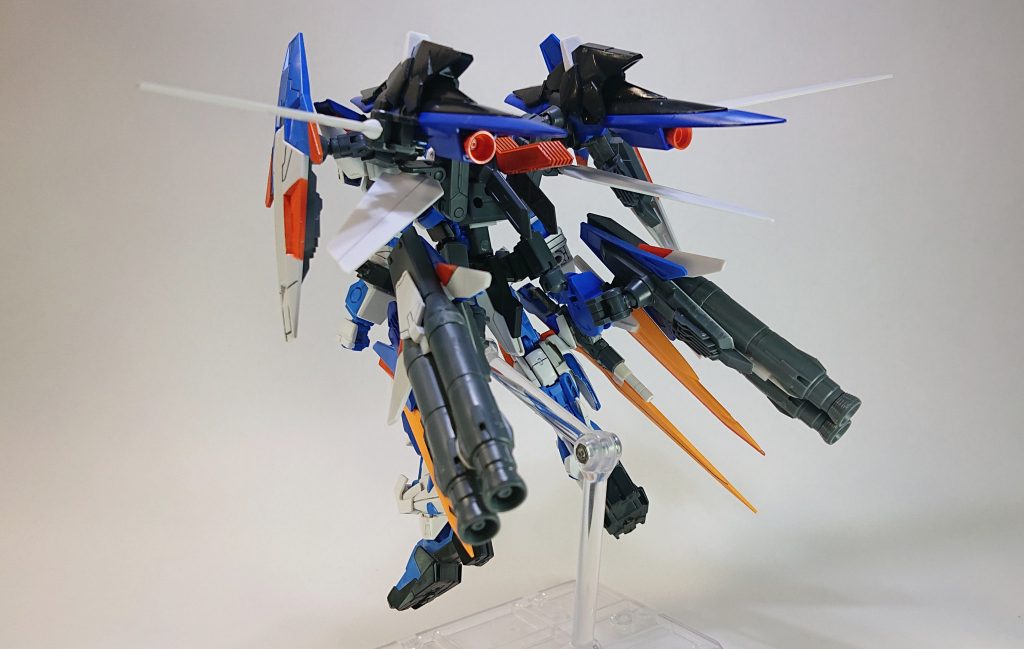 ただ単純に移動のためだけのモードなので、ライフルを持つことはできますが命中など望めず剣を持って格闘なぞ愚の骨頂です。でもそれがいい。ロマンです。

バックショットはスラスターノズルがあちこちにあってとても好きです。
途中からもっとVOBっぽくしてもいいかなぁと思いましたが現実にするビジョンが見えなかったので辞めました。