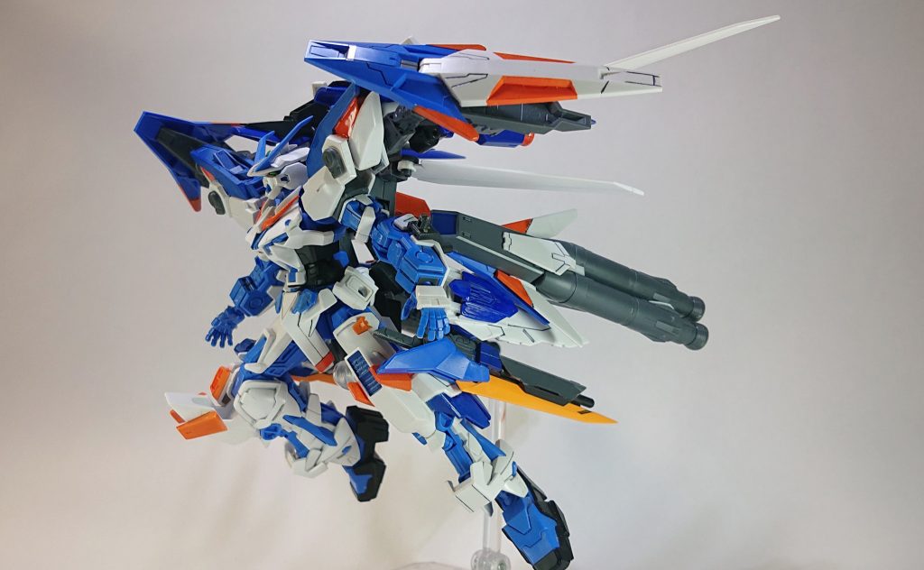 *高速巡航形態*

**ラディカルブースターとバインダーを２基づつ装着した形態。**
**前線への最速到達を目的とし、前述の通り到着後は速やかにパージ、即時戦闘状況を開始する。**
**直線的な移動のみを重視したため最高速度は可変MSやMAに匹敵するが、運動性は絶無で僅かな軌道変更が限界であり装着したままの対MS戦闘も機体動作の妨げになってしまう。**


大満足です。