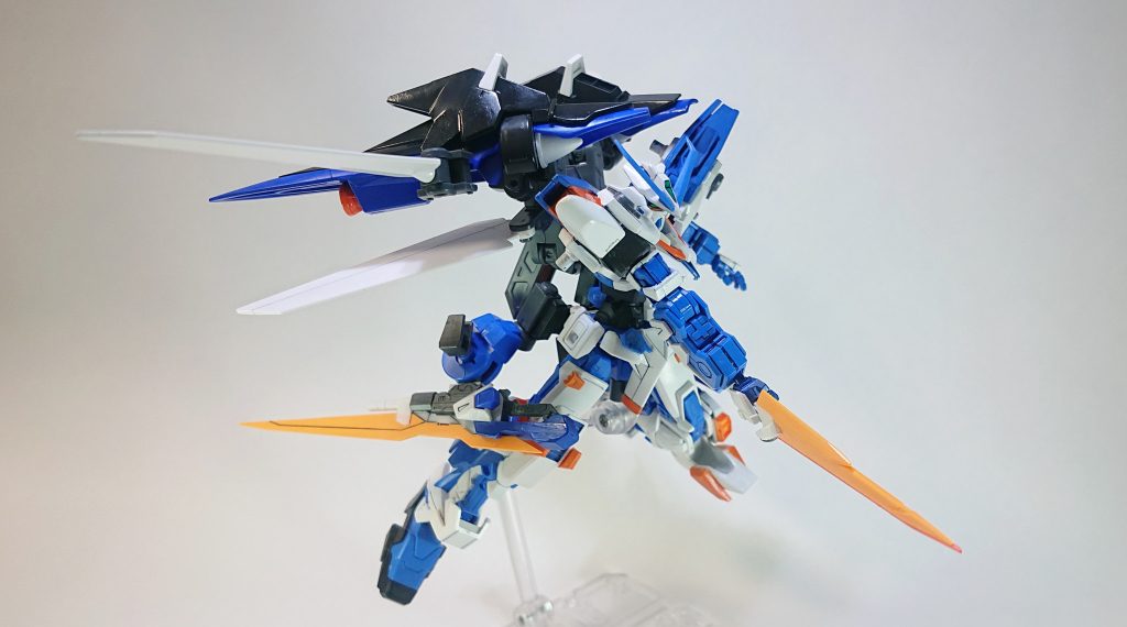 カラーは
水性ホビーカラーのオレンジ、
ホビーカラーのミッドナイトブルーがメインです。