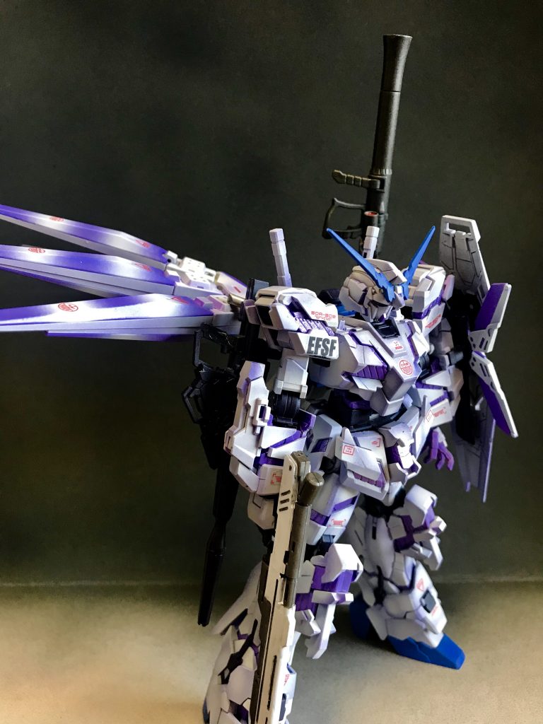 カラーリングはHi-νを基にしつつ、まずは下地に紫を塗って、紫色のサイコフレームの光が漏れてるイメージでエッジに紫が残るようにグラデーション塗装しましたファンネルもグラデーションになるように塗装分かりづらいですがサイコフレームはシャインシルバーの缶スプレーを少し吹き付けてラメ感を