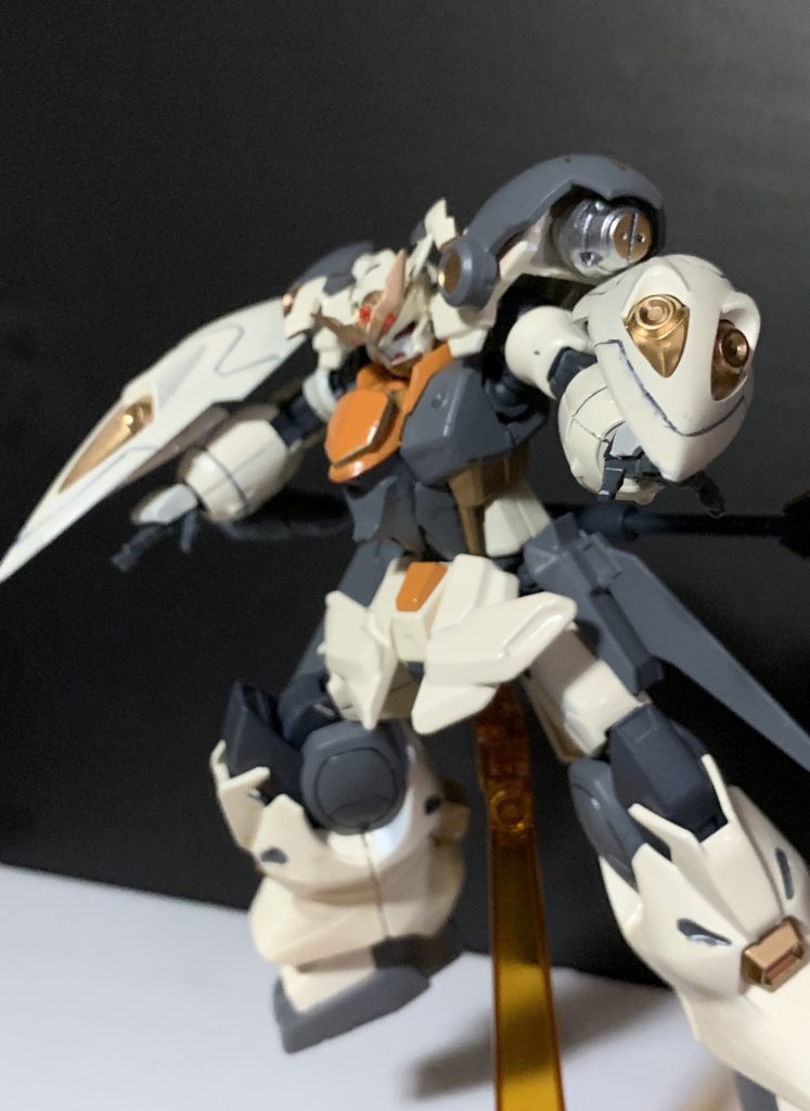 腕部に装備されているシールドにはビームバルカンが搭載されている