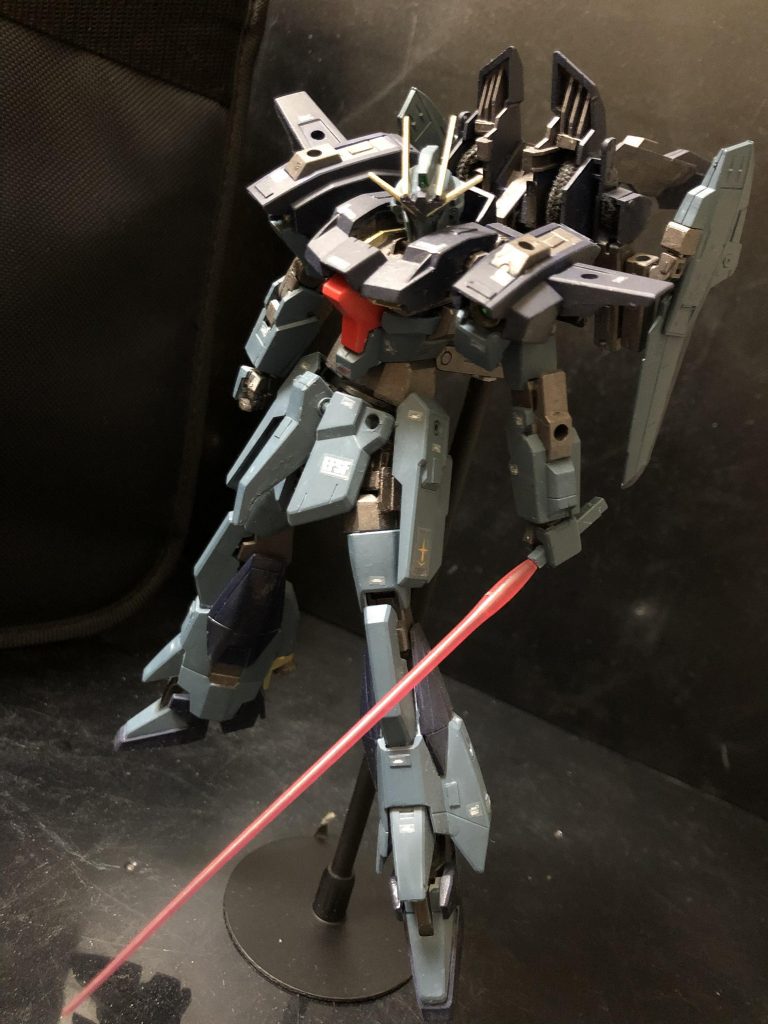 じゃあ早速変形シークエンス見ていきましょう!見えないところの改造のが多いんですよね〜。
① まず、胸部パーツを上に跳ね上げる。
頭はそのまま通るんですけど、アンテナは一度外します。ホントはなんとかしたかったけど、ココをムリに可動にして顔がカッコ悪くなるのは避けたかったので断念!
まあいい。気にしない。(´ω`;)