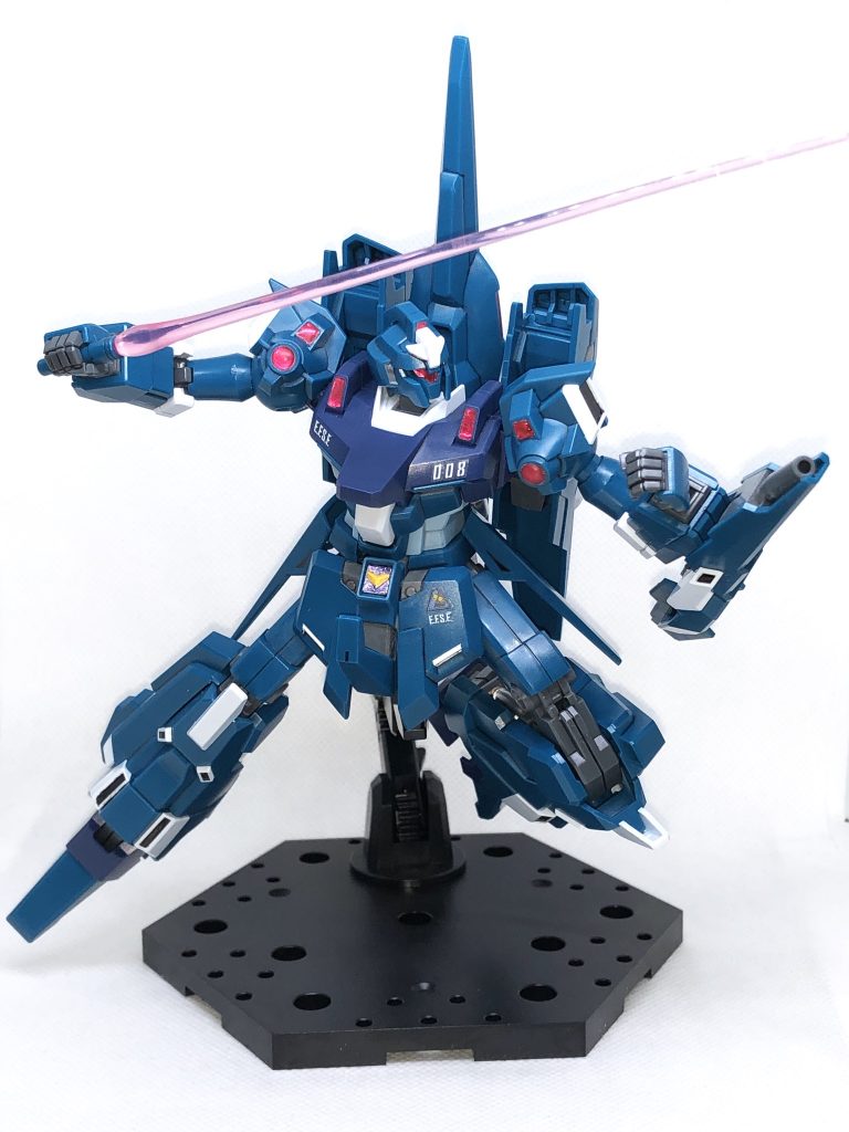 斬りかかるリゼル。