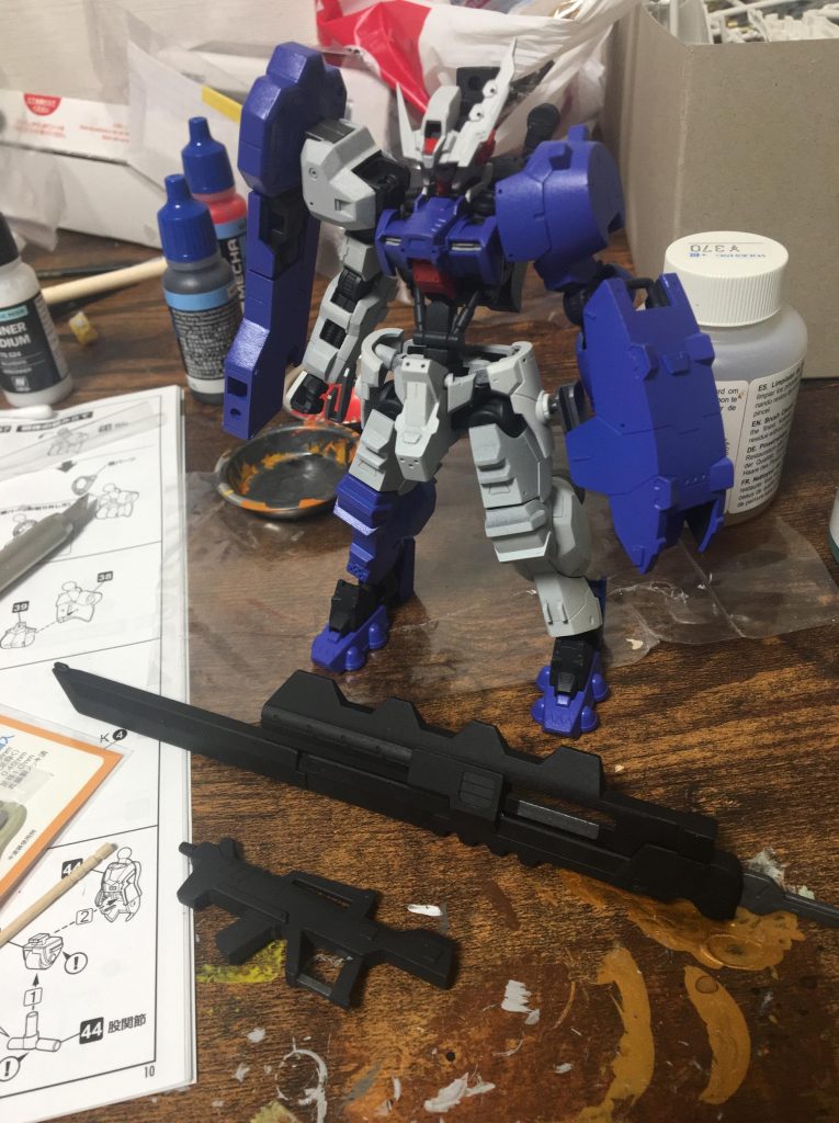 全体にサーフェイサーを吹き付け、青装甲にブリリアントブルーを吹き付けました。しかし、設定画を見直して紫が強い青にしようと思い立ち、ブルーバイオレットを急遽購入、上から薄く吹き付けました。
フレームはマットブラック→ジャーマングレー
武装はマットブラック
白い外装はジャーマングレー→インシグニアホワイトを重ね、理想の色合いを目指しました。