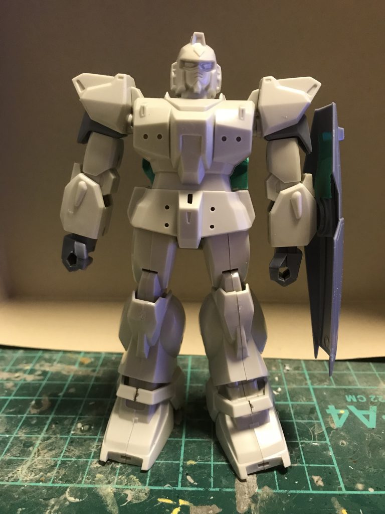 素組みです。
フロントアーマー、サイドアーマーは一体成型のためポーズはほとんどとれないです。