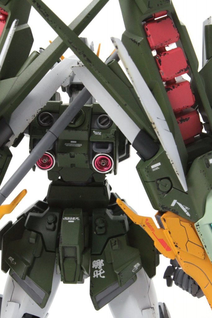 バーニアをメタルパーツに置き換え、2つのハングもジャンクパーツで抑えめにボリュームアップ