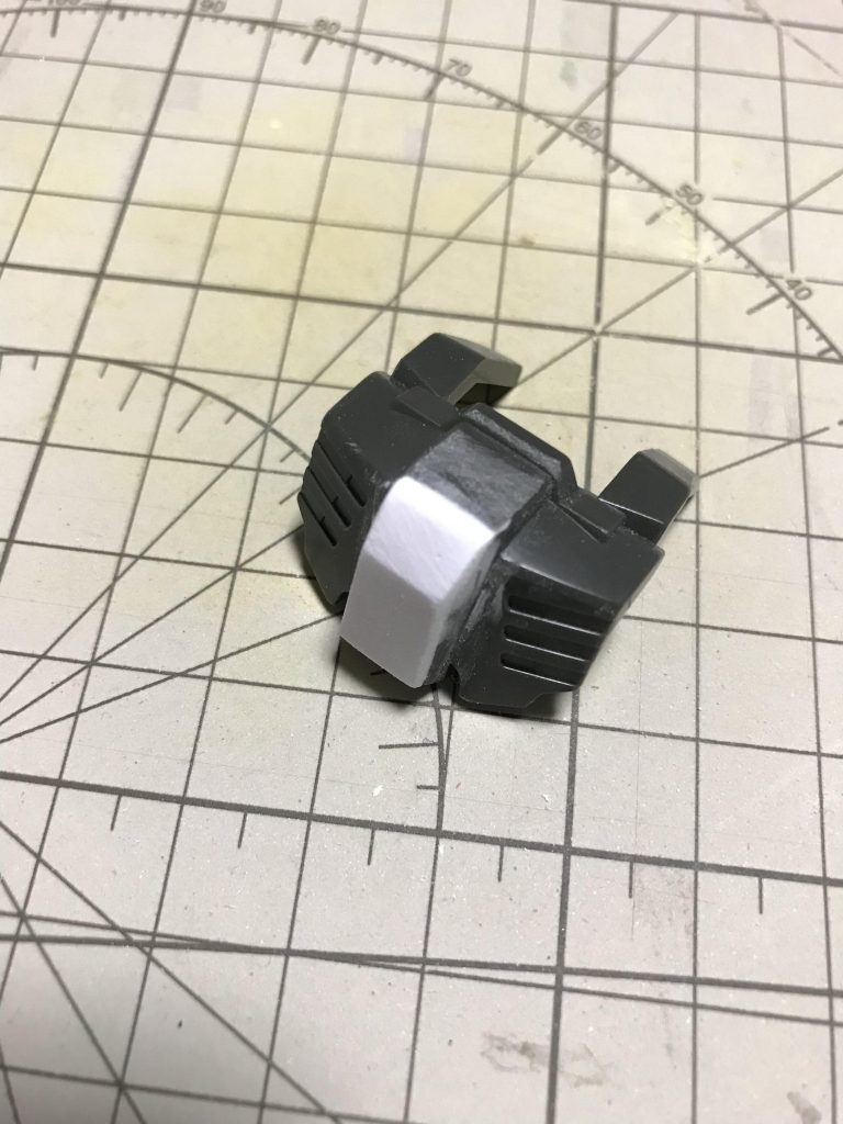 胸アーマーをプラ板でボリュームアップしました