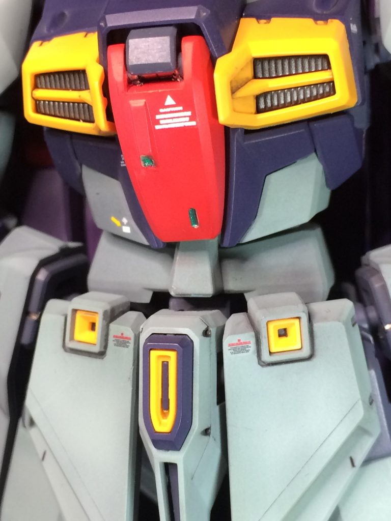 コクピットハッチを紛失したのでMG Zガンダムのものを削って合わせてます。