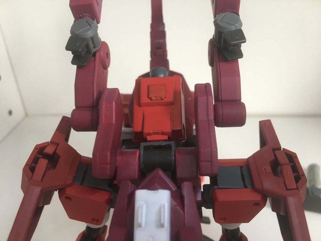 改修にあたり破損した頭部を紫電の物に変更しコクピットを背部に移動、胸部に装甲で固められた囮の装甲ブロックを配置した、更にコクピットブロックにスラスターを併設する事により機体撃破時にはコクピットブロックごと切り離され脱出艇としても機能する様になっている等パイロットの生存性が高い設計になっている。