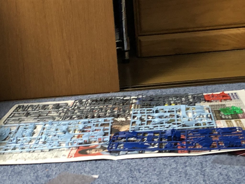 今回の機体はランナーごとスプレーで塗装しました。なので最初にランナーその物を洗剤で洗いました。ちなみにこの後サフ塗りも行ったのですが撮影を忘れましたw