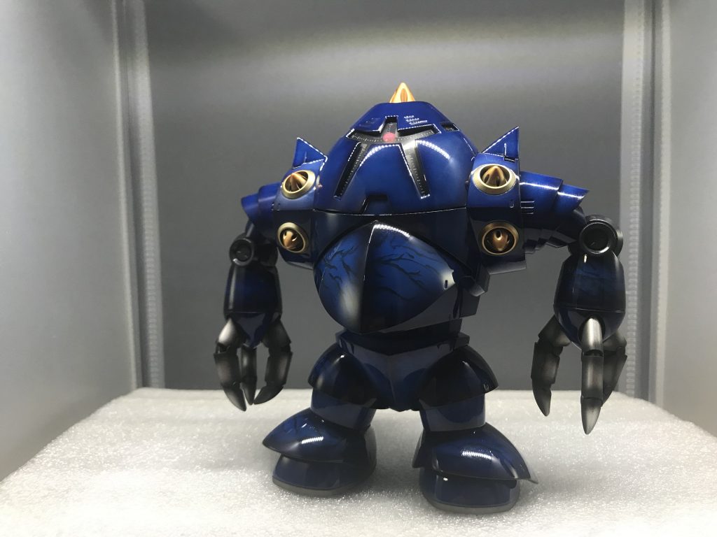 正面。
本体は鏡面仕上げです。爪やメガ粒子砲などはつや消しでギャップを狙いました。
芸術性と兵器感を併せ持つ…ジオンの精神を形にしたような…違いますね。