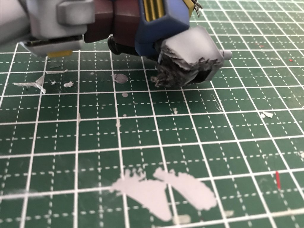 首、腕は電気配線を適当にパテでくっつけたり、熱したカッターで溶かしたりして表現