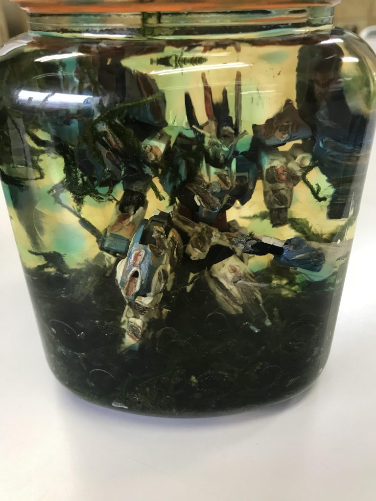 中の草の色落ち？1日たったら水に色がついた。