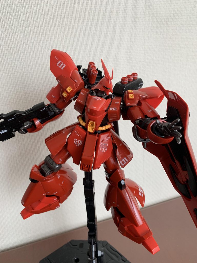 「ファンネル！」

サザビーのプラモデルには、種類によって色々なパターンのマーキングシールやデカールがあると思いますが、この種類も結構まとまっていて合っていると思います。