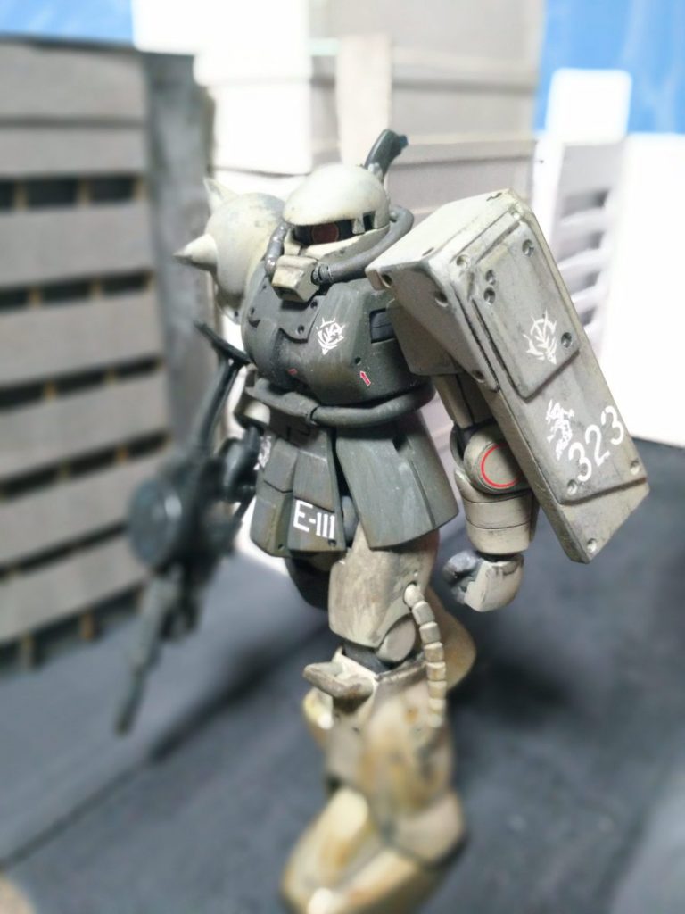 バイタルエリアを中心に主要箇所に圧延装甲板を備えたほか、肩部シールドを一般機と左右逆に装備していることが特徴である。
これは、両手持ちで120mmマシンガンを構える際にフォアハンド側(左腕)が前方に来ることから、射撃姿勢のまま防御に移りやすくするための工夫である。