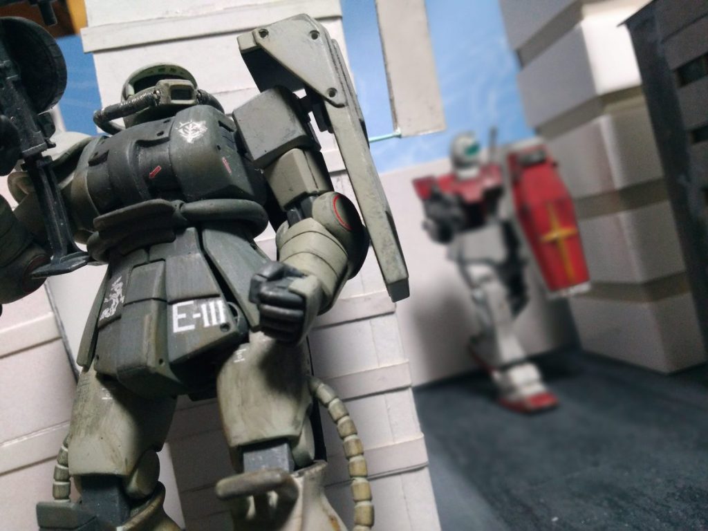 連邦軍歩兵連隊と遭遇。
ビーム兵器を標準装備し、センサー有効半径も上回るRGM-79との一対一での戦闘はMS-06J型パイロットにとっては危険を伴う。