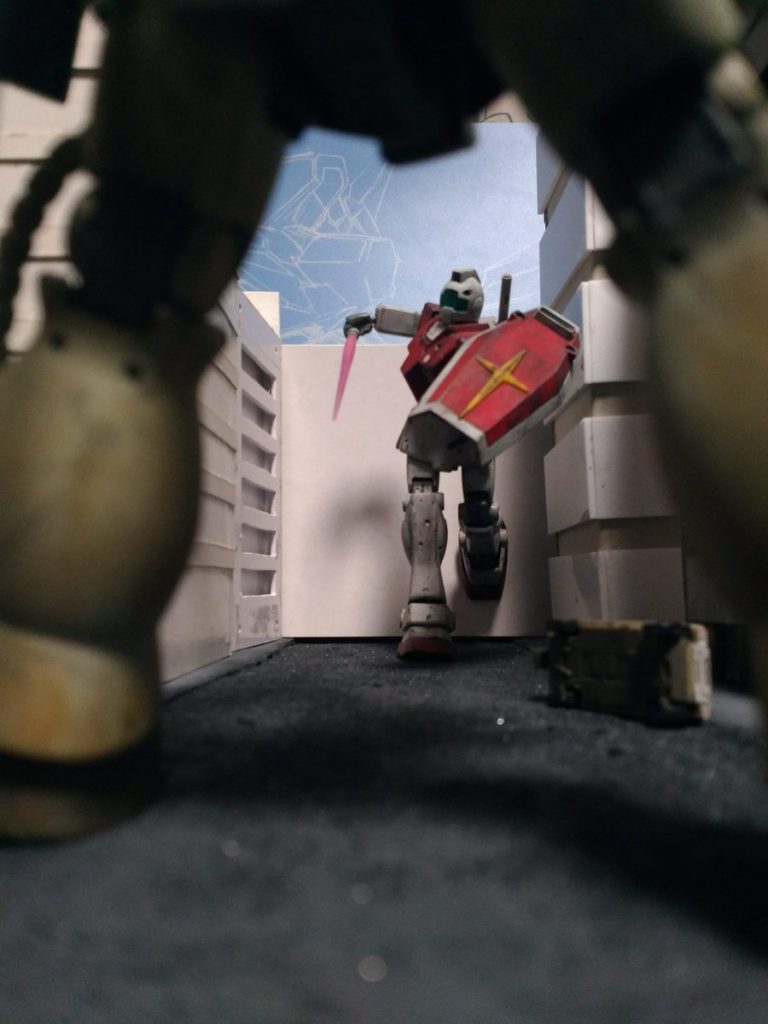 RGMに触接。
目標機はビームサーベルを起動し接近戦に切り替えた。
マニュアル通りシールドを構えたままの突撃。