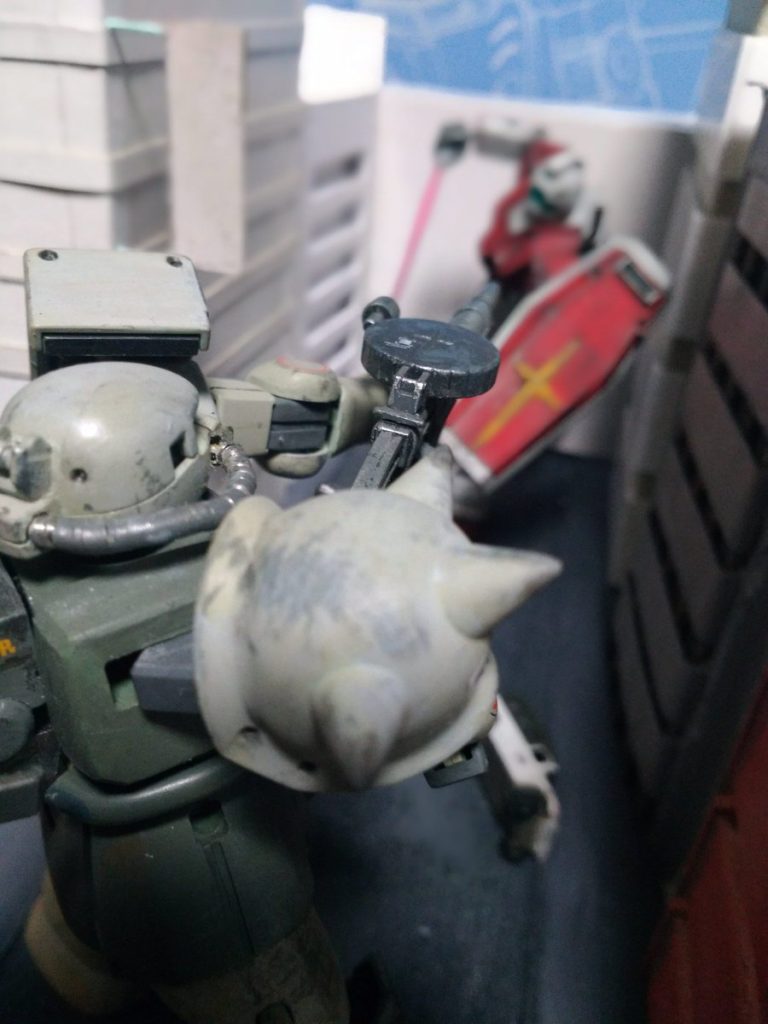 ザクは一か八か、射撃体制に入る。RGMの装甲に120mm弾で有効打を与えるのは容易ではない。だが、この距離なら。