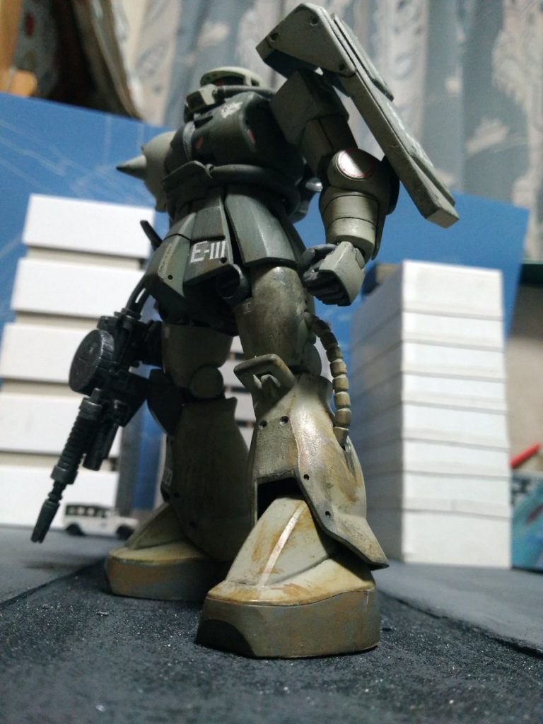 クラウス曹長機は度重なる戦闘ののち、左膝アーマーを欠損しており、膝アーマーの代用として廃材のシャフトを曲げたものを装着している。この部分の防弾性能は皆無に等しい。