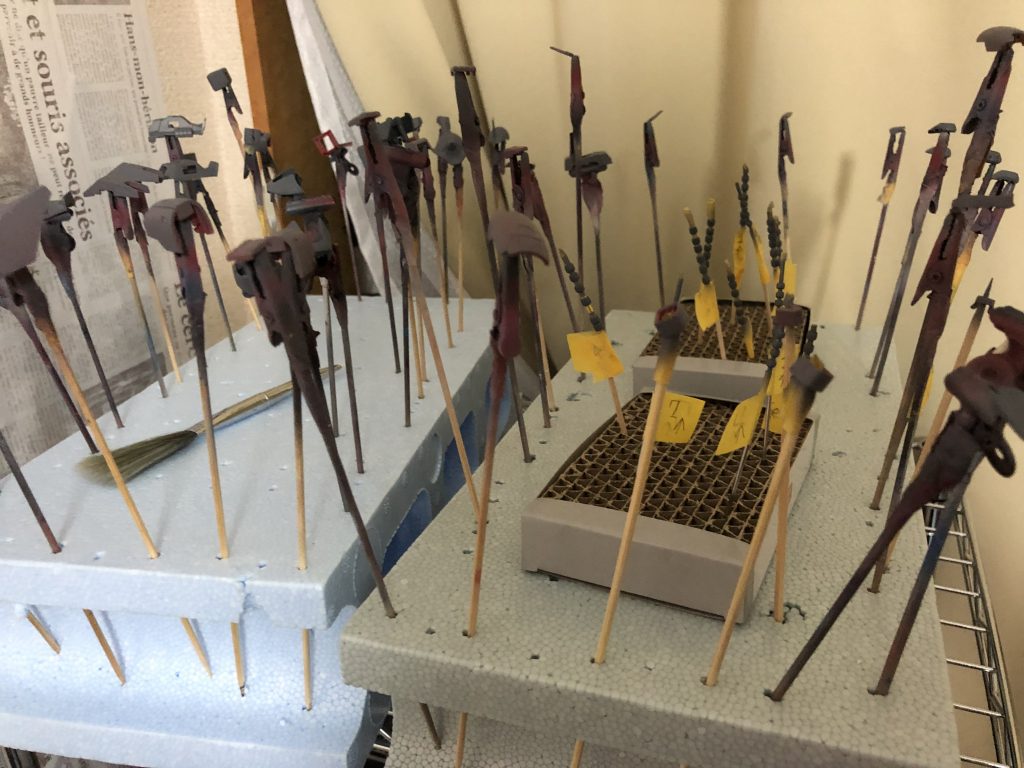 MSパイプの塗装が厄介でした。
1.5ミリと2ミリの真鍮線に通して塗装しました。真鍮線にセロハンテープをはって太さを調節するとMSパイプがズレなくていい感じでした。RGザクの塗装するときの参考になれば良いかもです。