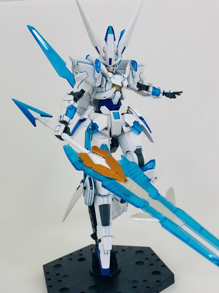 続いて装甲とバックパック、武装を追加した第二形態。