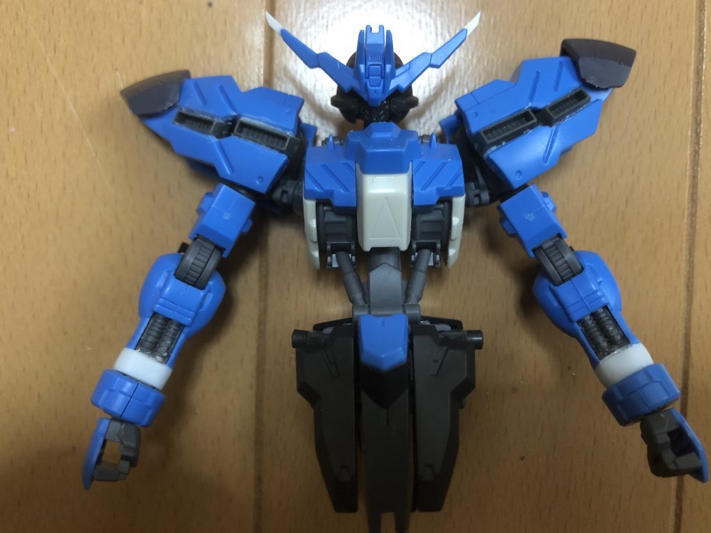 腕パーツの5mm延長と肩部の大型化
パーツ分割しスラスター追加と
アインパーツミキシング 頭部アンテナも
延長し、エッジ効かせてます