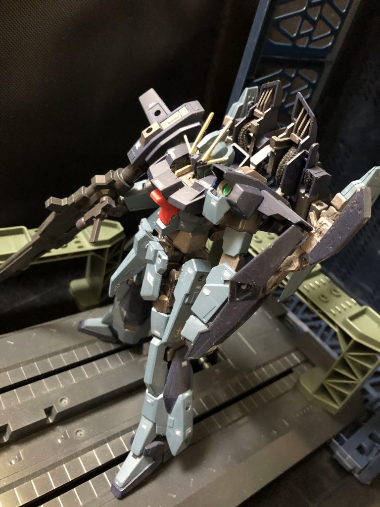 また、リ・ガズィの特徴であるバックウェポンシステム(BWS)は独自改造によって支援機としても使用可能な「ライトニングバックウェポンシステム」へと改修されており、リ・ガズィ・カスタムと同様に装着したままでもモビルスーツ形態に変形可能。』
という事ですね。