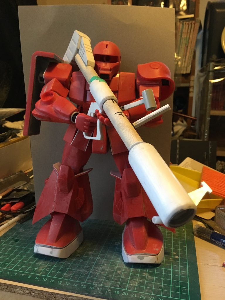 バズーカは肩に乗せて構えられるようになってます。