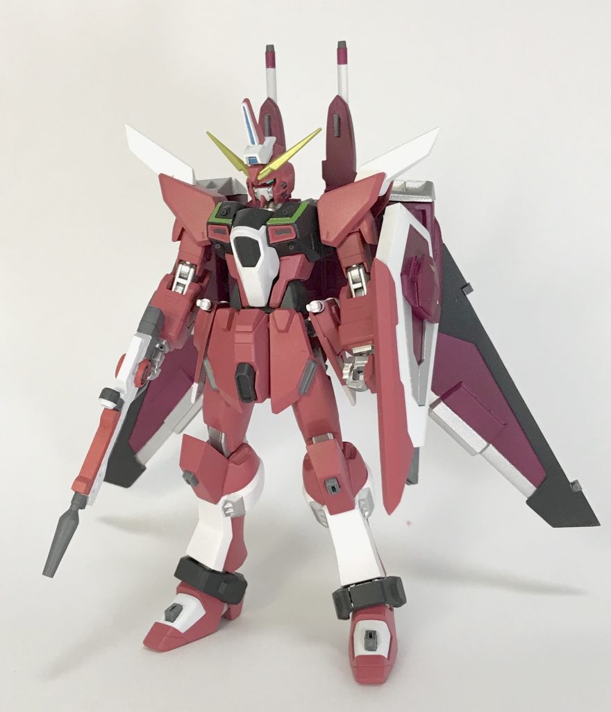 まずは素立ちから。
最近のガンプラらしいスタイルになってます。
脚が少し太めになってるので、大きいバックパックを背負っていても良いバランスが取れてると思います。