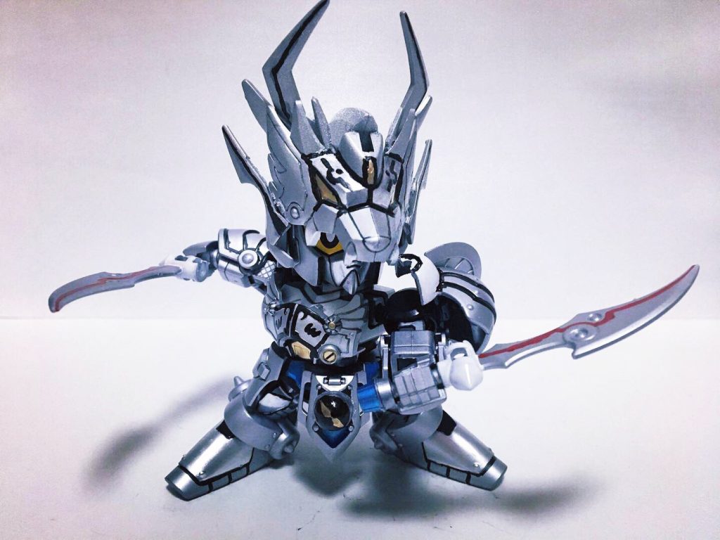 持っている剣は「銀牙剣」「銀零剣」。牙の方はモチーフ元そのままの名前ですが、零の方はSDガンダム世界的に重要アイテムがあるので改変しました。