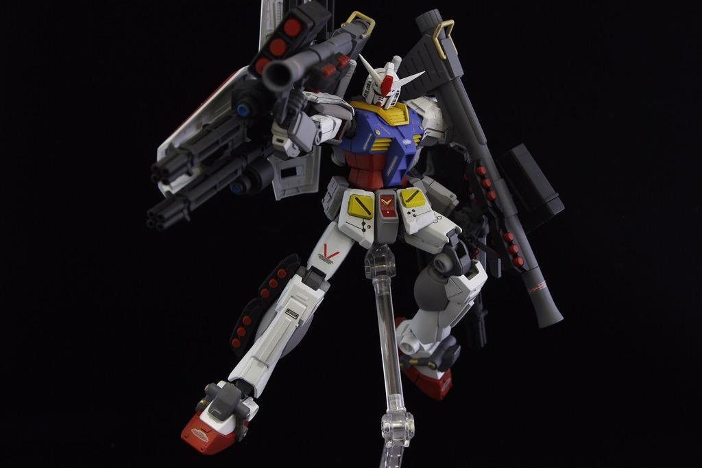 バズーカと盾をファーストのものに変えることでデザインを馴染ませます。