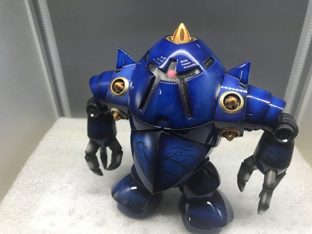 上から。
グレー
ブルー
ミディアムブルー
ミディアムブルー+ホワイト
でグラデーションで吹き、クリアブルー、光沢クリアを重ね塗りしました。
モノアイはピンクにしてます!